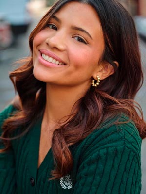 Никки Родригес в роли Джеки Ховард